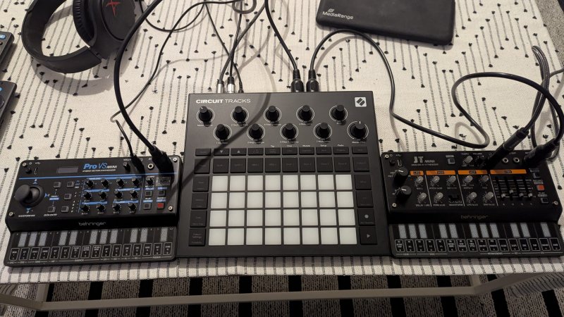 Setup mit zwei Behringer-Synthesizern